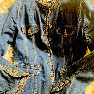 Jean jacket- in style, brand new w tags and stretch material-perfect conditionXL